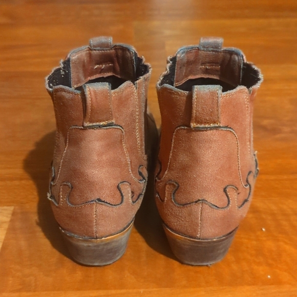 Boots - Picture 4 of 4